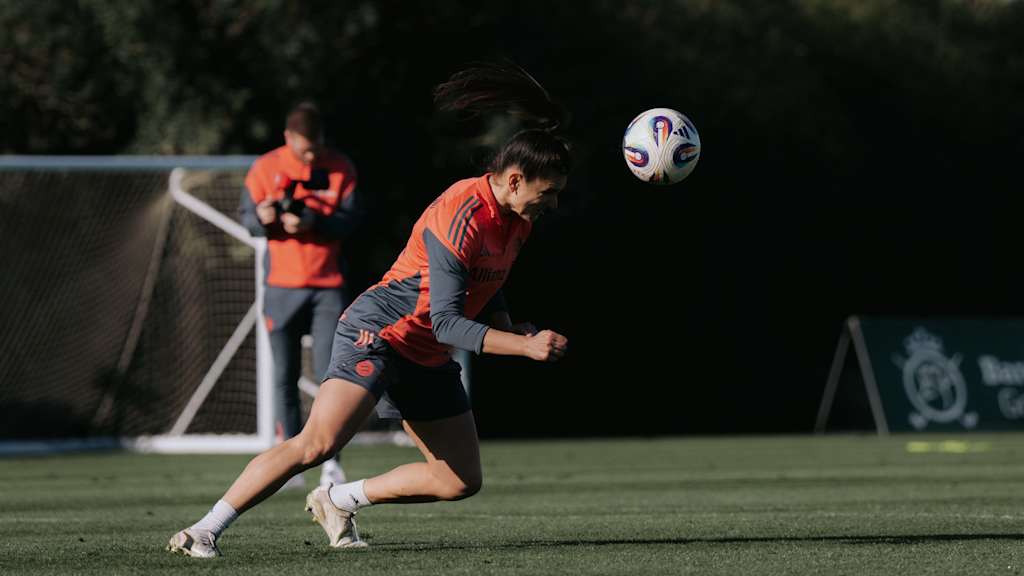 Jovana Damnjanović am Ball im Training.