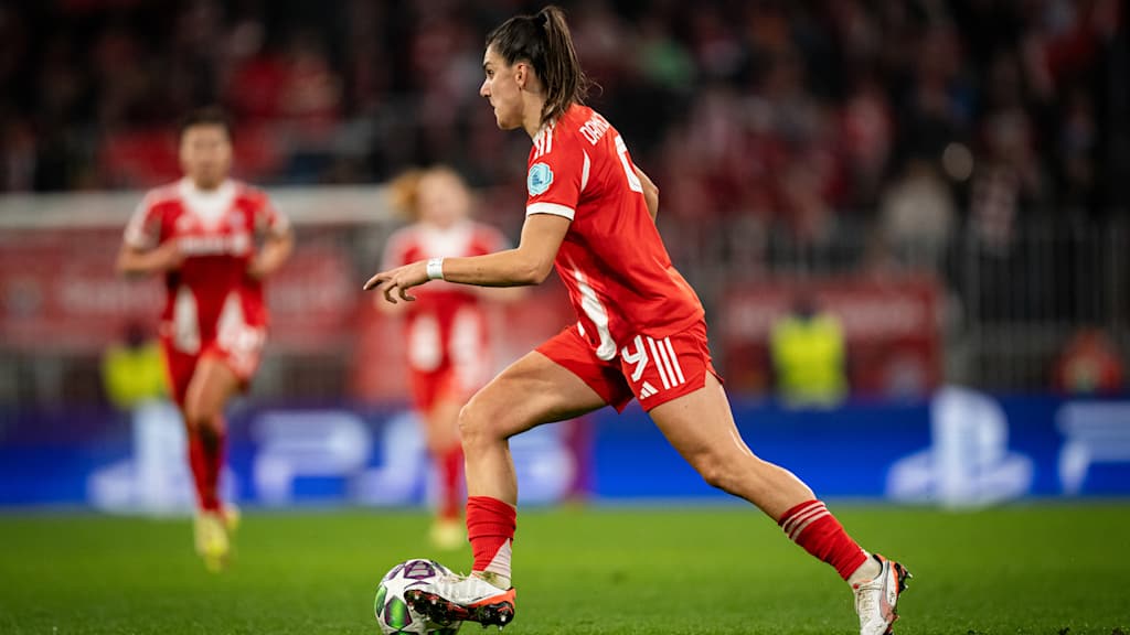 Jovana Damnjanović mit Ball am Fuß bei einem Spiel.