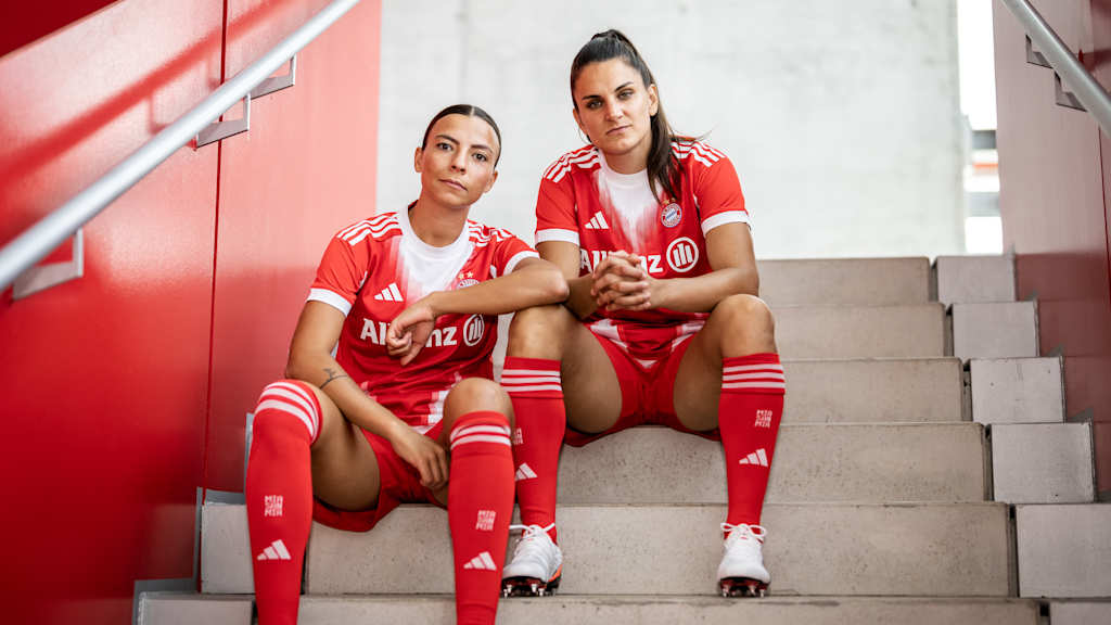 Jovana Damnjanović und Arianna Caruso sitzen zusammen auf einer Treppe.