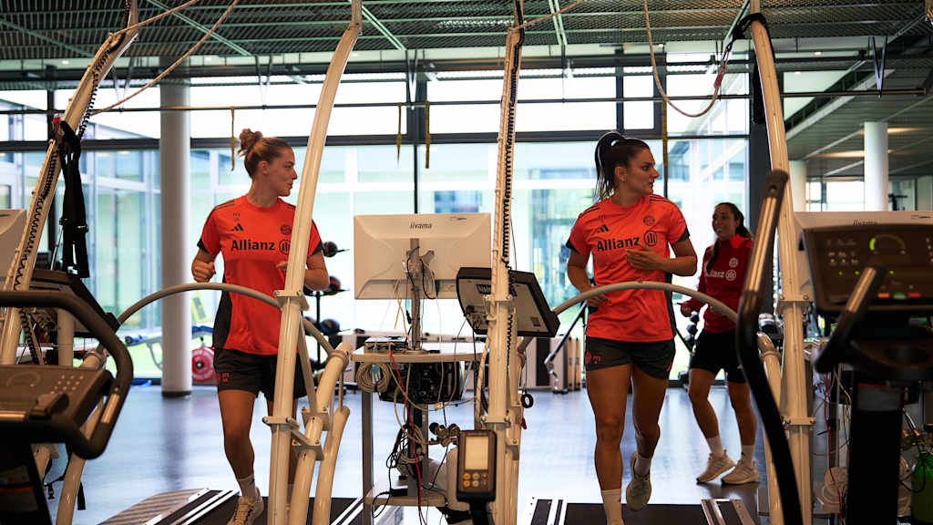 Jovana Damnjanović und Alara auf dem Laufband.