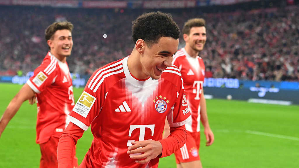 Jamal Musiala lacht nach seinem Tor gegen Mönchengladbach