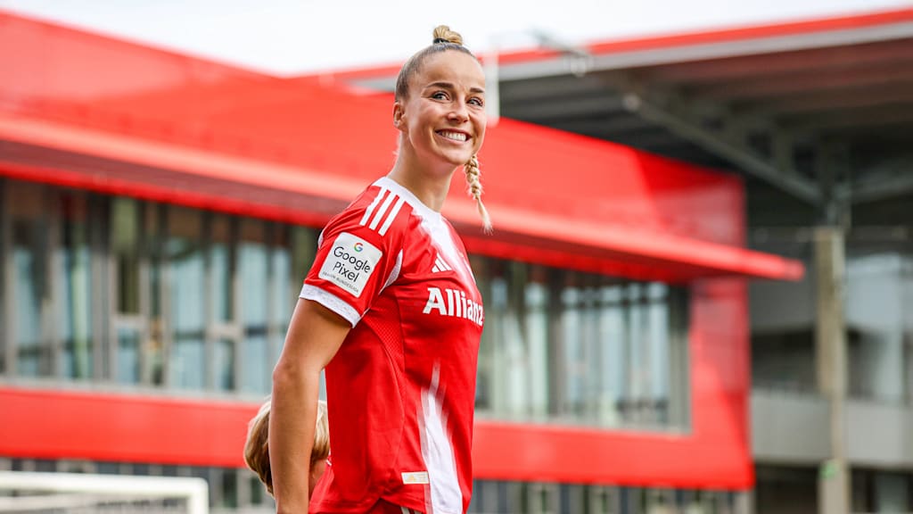 Giulia Gwinn grinst in Richtung Tribühne