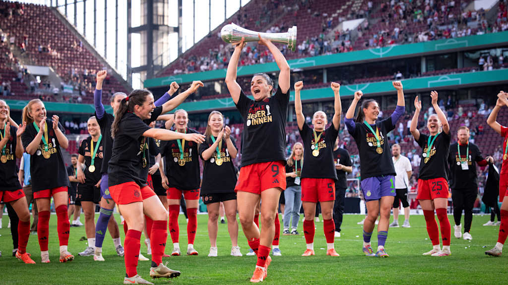 Jovana Damnjanović feiert gemeinsam mit ihren Teamkolleginnen.