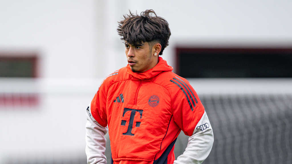 Maycon Cardozo im orangenen FC Bayern-Dress.