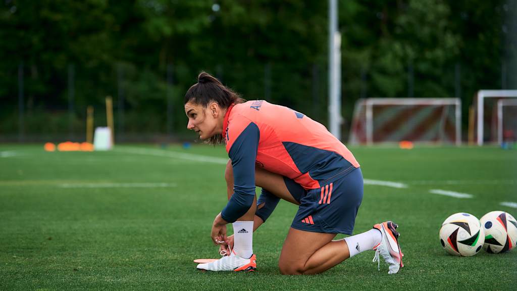 Jovana Damnjanović bindet sich die Schnürsenkel im Training.