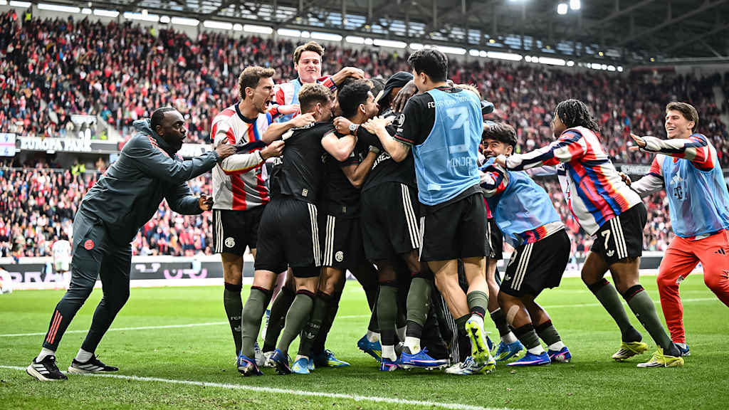 Jubeltraube während des Gastspiels des FC Bayern in der Bundesliga beim SC Freiburg