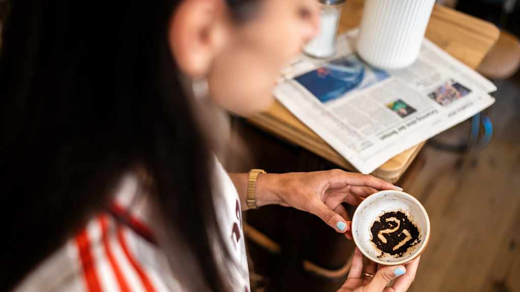 Jovana Damnjanović hat eine Schale mit Kaffeepulver in der Hand.