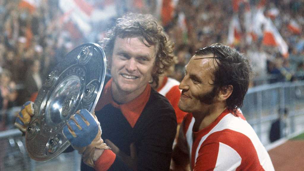Der Sepp, der Bulle und die Schale: Sepp Maier und Franz Roth bei der Meisterfeier 1972.