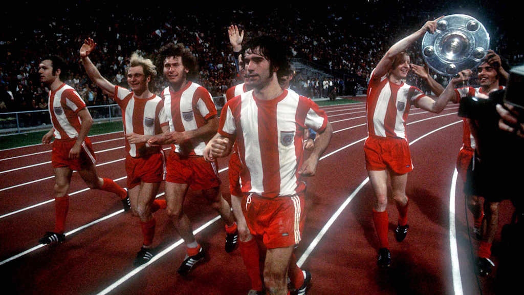 Erstes Spiel im Olympiastadion, erste Ehrenrunde: Der Kaiser & Co. starten die Meisterfeier.