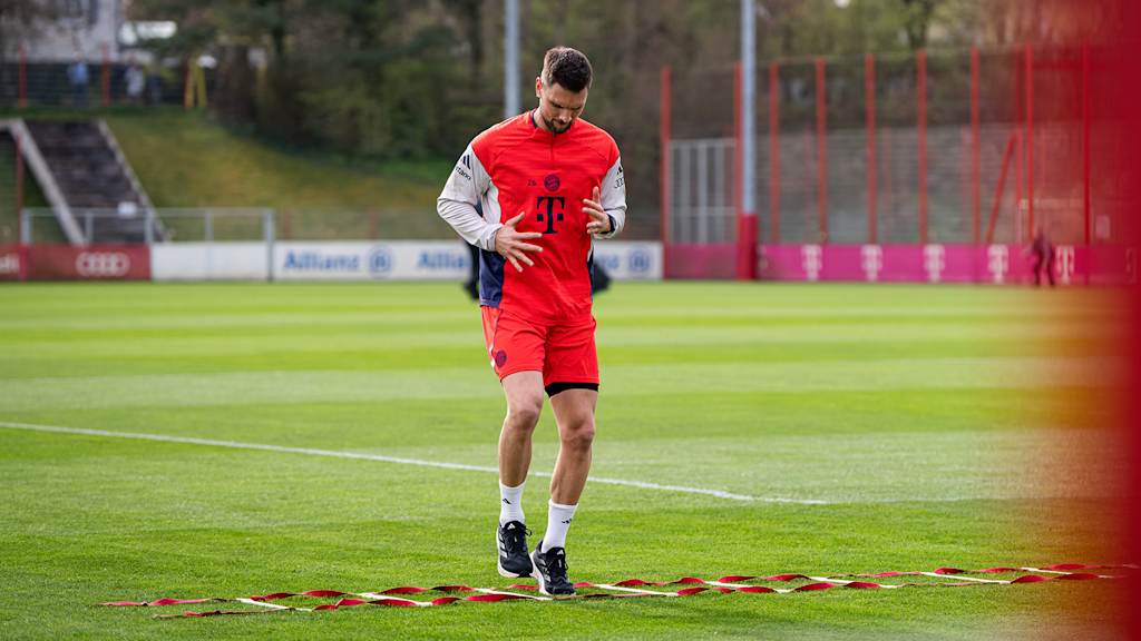Sven Ulreich macht eine Laufübung im individuellen Training
