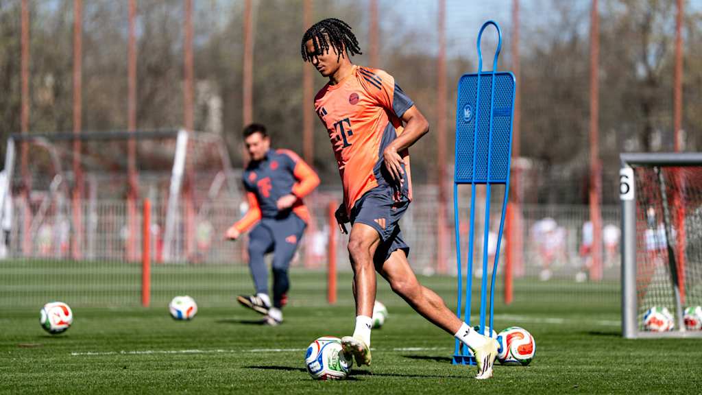 Yanda dribbelt im Training.