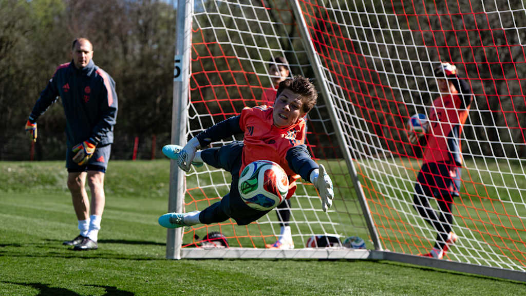 Jannis Bärtl hält den Ball.