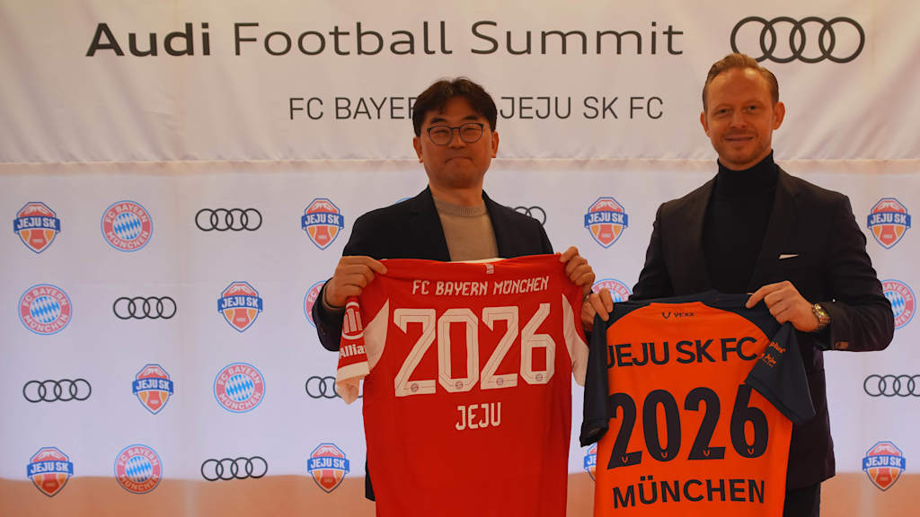 Rouven Kasper in Jeju with Jaryong Jo, CEO of Jeju SK FC.