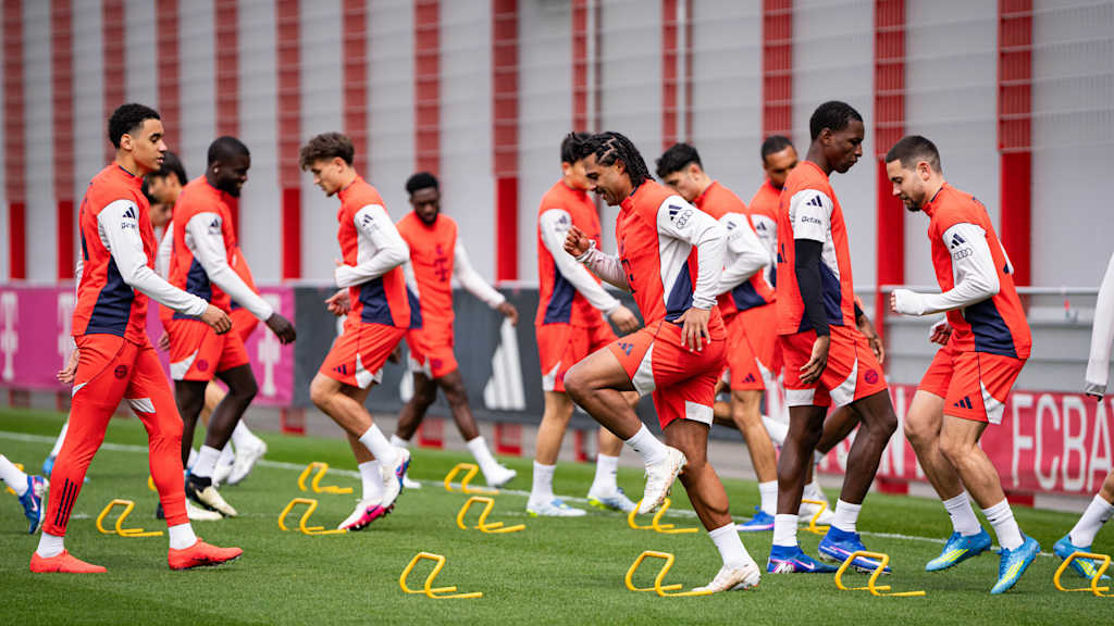 Serge Gnabry and teammates in training