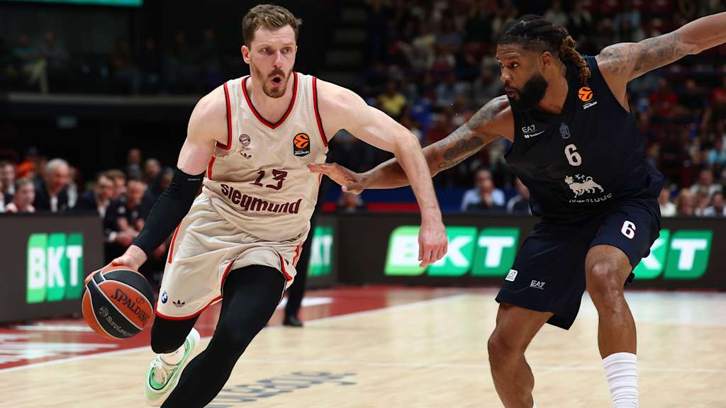 Andi Obst Dribbling vs Devin Booker