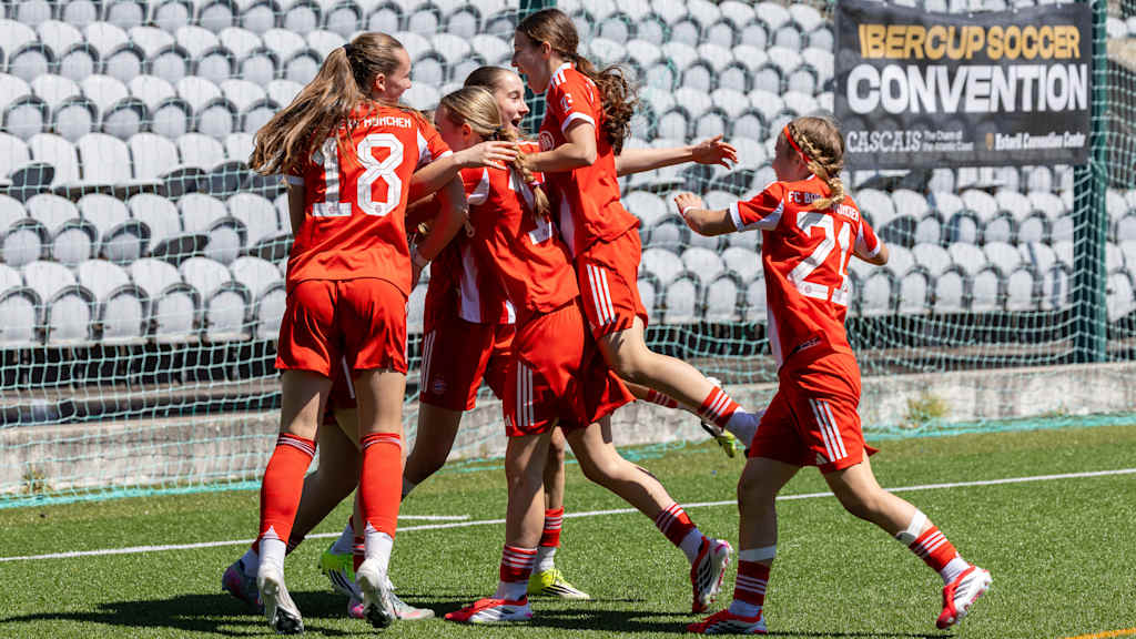 Die U17 Juniorinnen jubeln über ein Tor beim Turnier in Portugal.
