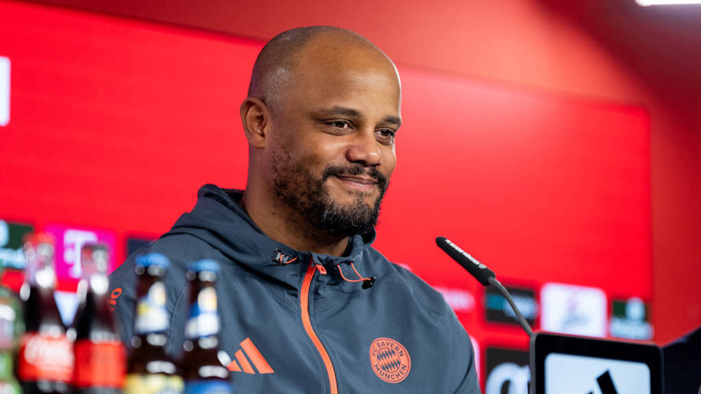 Vincent Kompany spricht auf der Pressekonferenz vor dem Spiel bei St. Pauli.