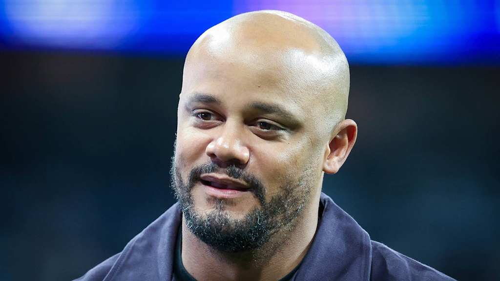 Vincent Kompany steht an der Seitenlinie.