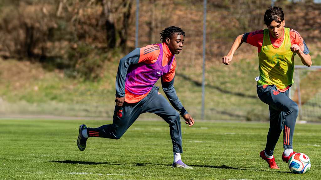 Roy Snip führt den Ball am Fuß.