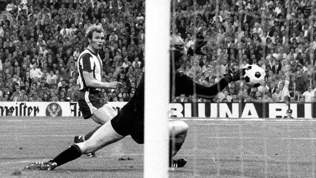 Uli Hoeneß erzielt 1972 im Spiel gegen Schalke das 4:1 und damit das 100. Saisontor des FC Bayern