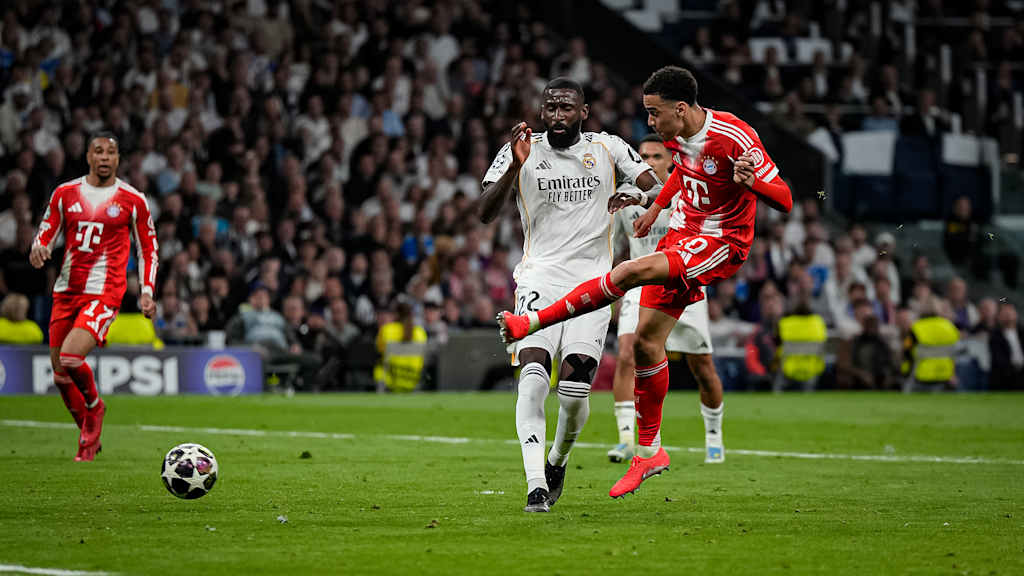 Jamal Musiala beim Torschuss während des Viertelfinal-Hinspiels des FC Bayern bei Real Madrid
