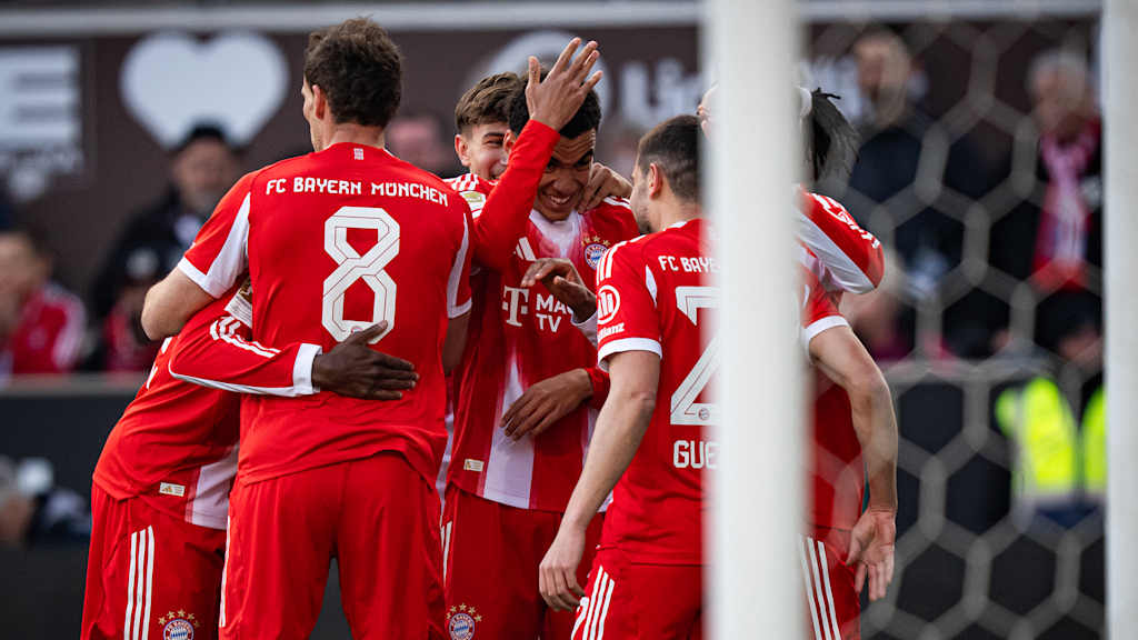 Jamal Musiala jubelt mit den Teamkollegen nach dem 1:0 im Bundesliga-Spiel des FC Bayern beim FC St. Pauli