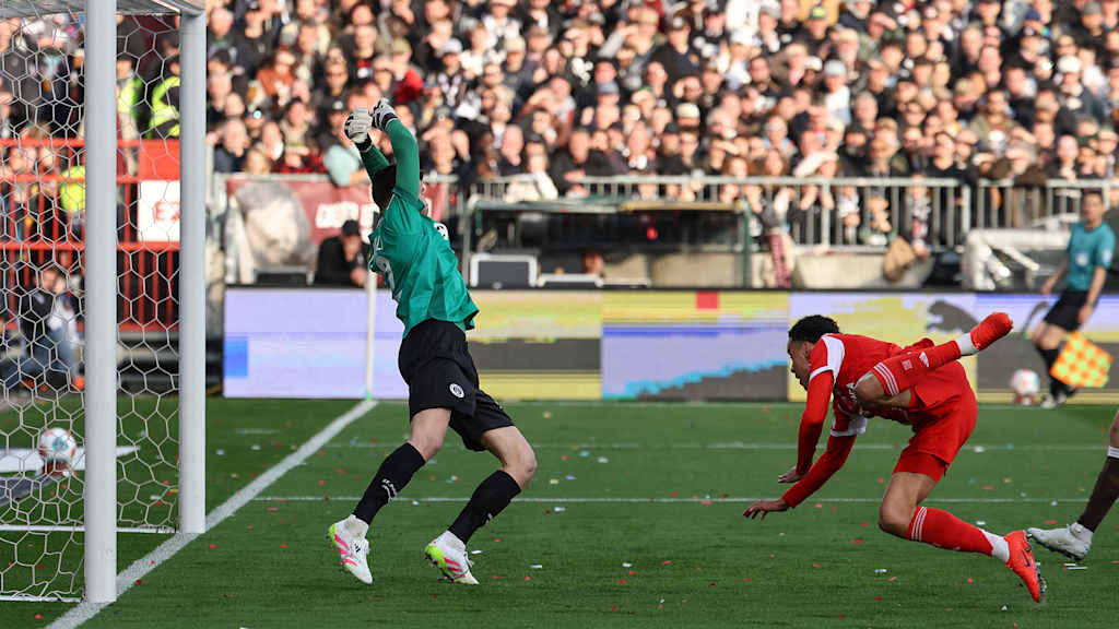 Jamal Musiala erzielt das 1:0 per Kopf im Bundesliga-Spiel des FC Bayern beim FC St. Pauli