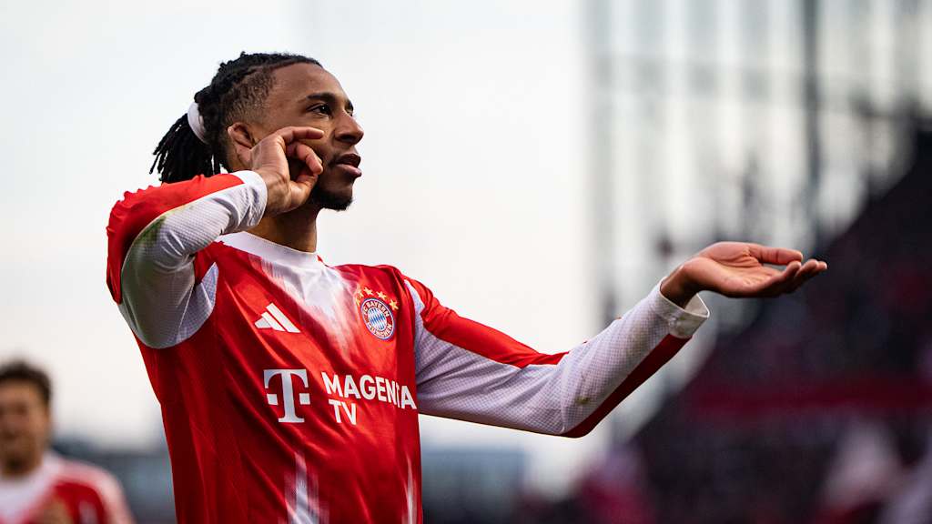 Michael Olise jubelt nach dem 3:0 im Bundesliga-Spiel des FC Bayern beim FC St. Pauli