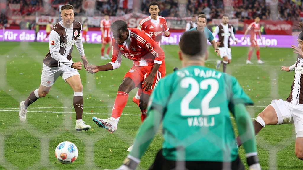Nicolas Jackson schließt ab zum 4:0 im Bundesliga-Spiel des FC Bayern beim FC St. Pauli