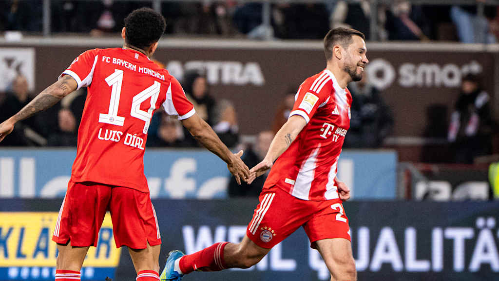 Raphael Guerrreiro jubelt nach dem 5:0 im Bundesliga-Spiel des FC Bayern beim FC St. Pauli