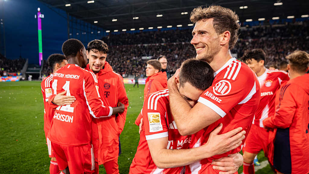 Leon Goretzka umarmt Raphael Guerreiro nach dem Bundesligaspiel des FC Bayern beim FC St. Pauli