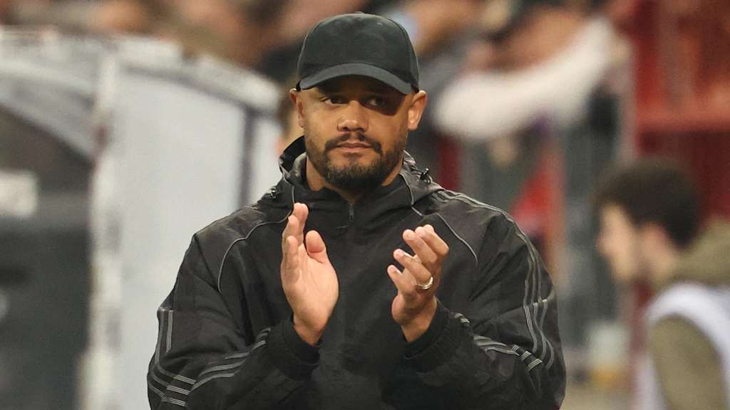 Vincent Kompany klatscht beim Spiel gegen St. Pauli in die Hände.