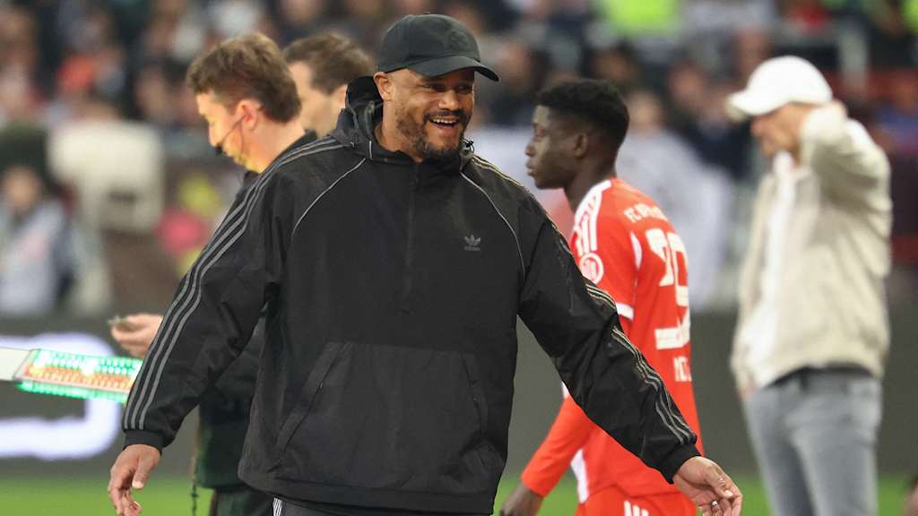Vincent Kompany lacht an der Seitenlinie beim Spiel gegen St. Paul