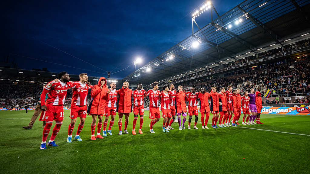 FC Bayern-Team jubelt mit eden Fans in der Kurve nach dem 5:0 im Bundesligaspiel des FC Bayern beim FC St. Pauli
