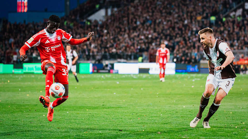 Bara Sapoko Ndiaye im Spiel des FC Bayern beim FC St. Pauli