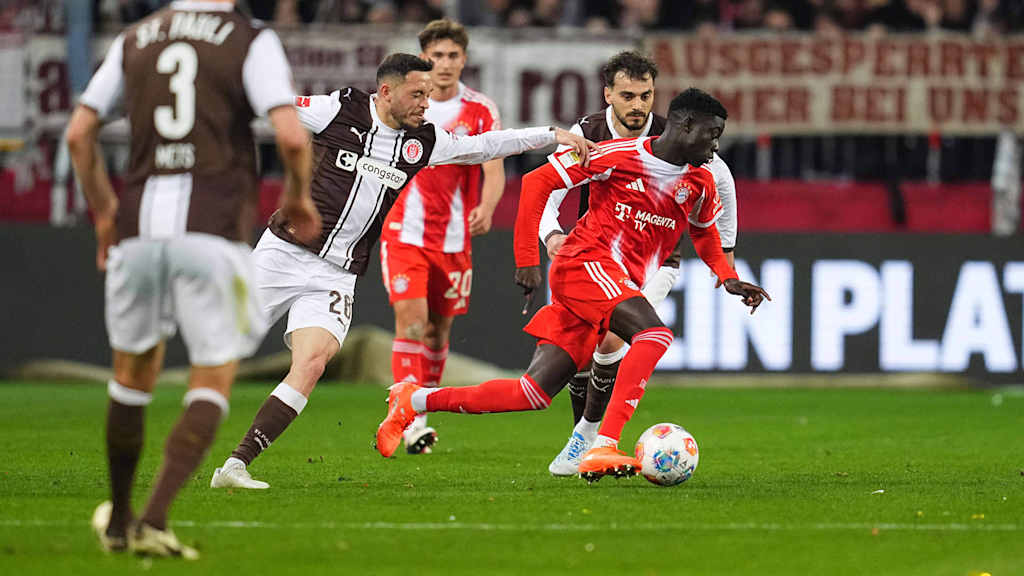 Bara Sapoko Ndiaye im Spiel des FC Bayern beim FC St. Pauli