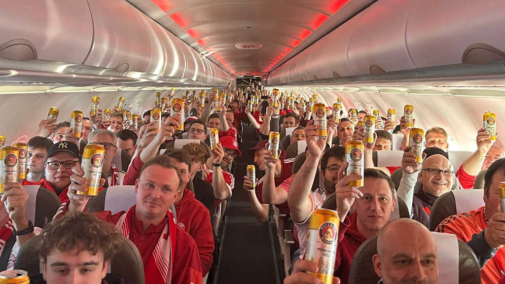 Mitglieder des FC Bayern-Fanclubs Red Bulls Taubenbach reisen mit dem Flugzeug zum Champions League-Spiel nach Madrid.