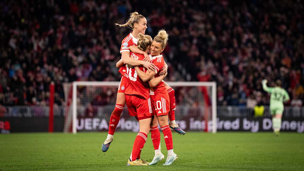 Die FC Bayern Frauen jubeln nach einem Tor im Viertelfinale in der Allianz Arena.