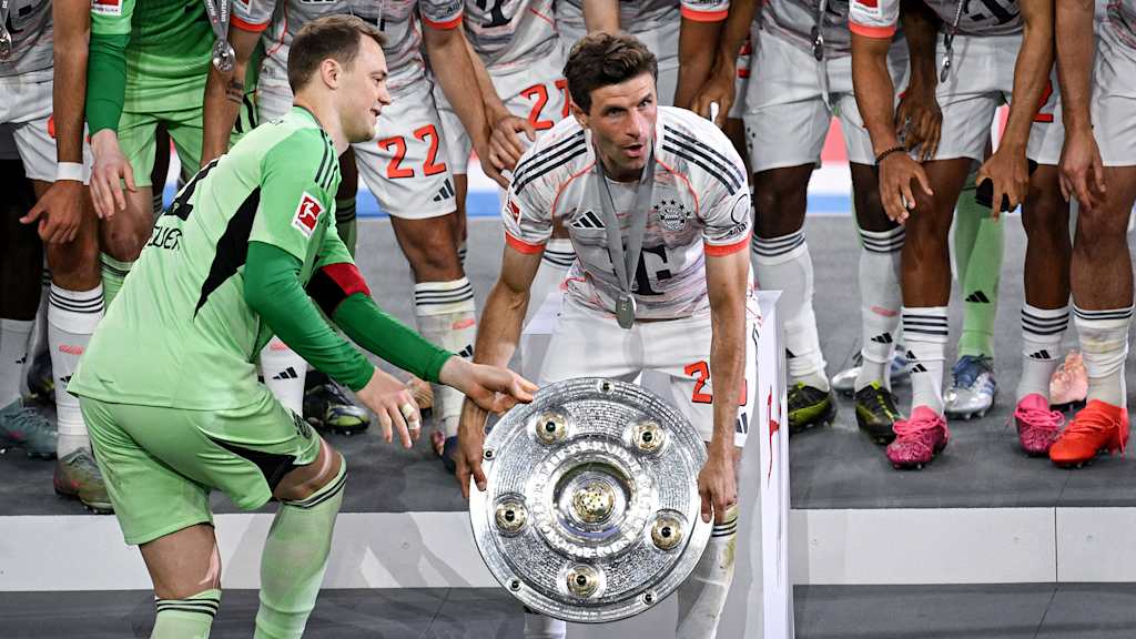Kapitän Manuel Neuer überreicht Thomas Müller die Meisterschale nach dem Titelgewinn im Mai 2025