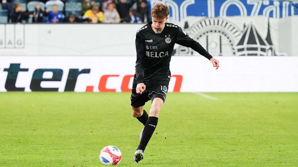 Jonathan Asp-Jensen passt den Ball.