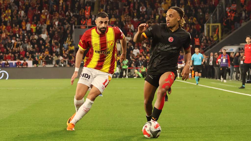 Sacha Boey führt den Ball am Fuß.