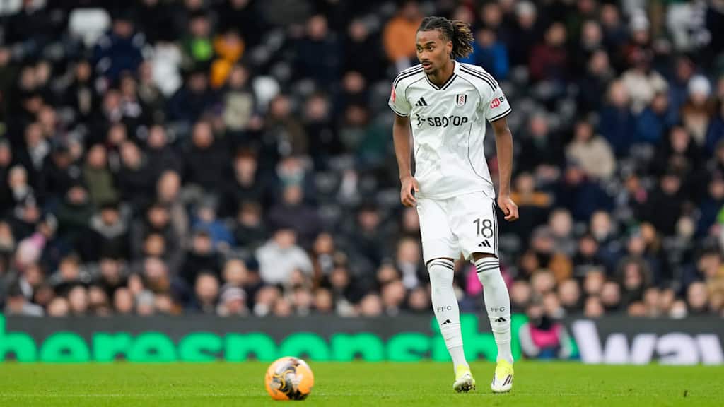 Jonah Kusi-Asare blickt nach links.