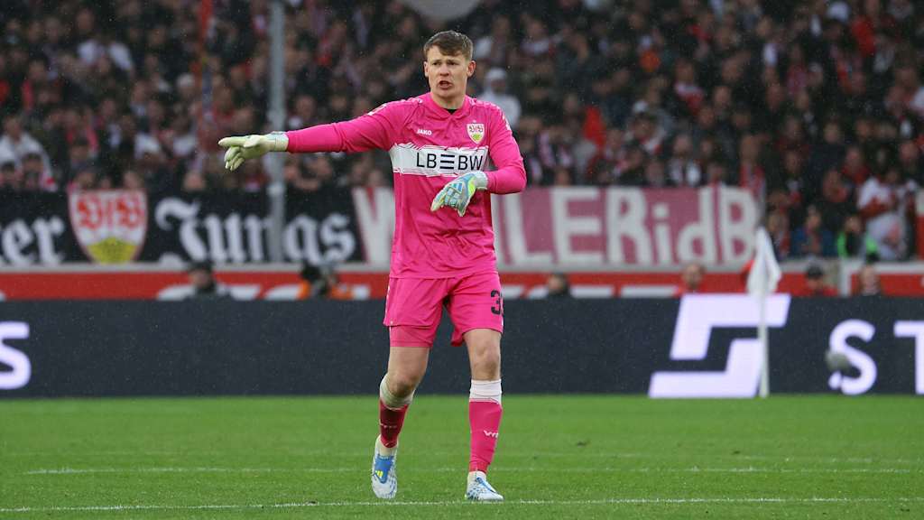 Alexander Nübel zeigt mit seinen Armen nach links.