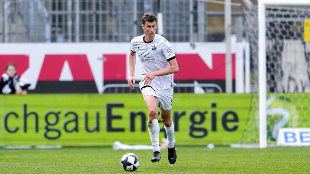 Benedikt Wimmer führt den Ball am Fuß.