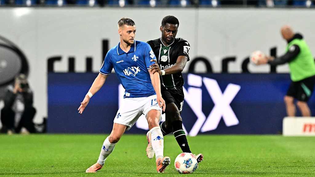 Noel Aseko Nkili führt ein Zweikampf im Spiel.