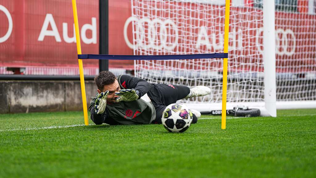 Sven Ulreich springt nach einem Ball im Training