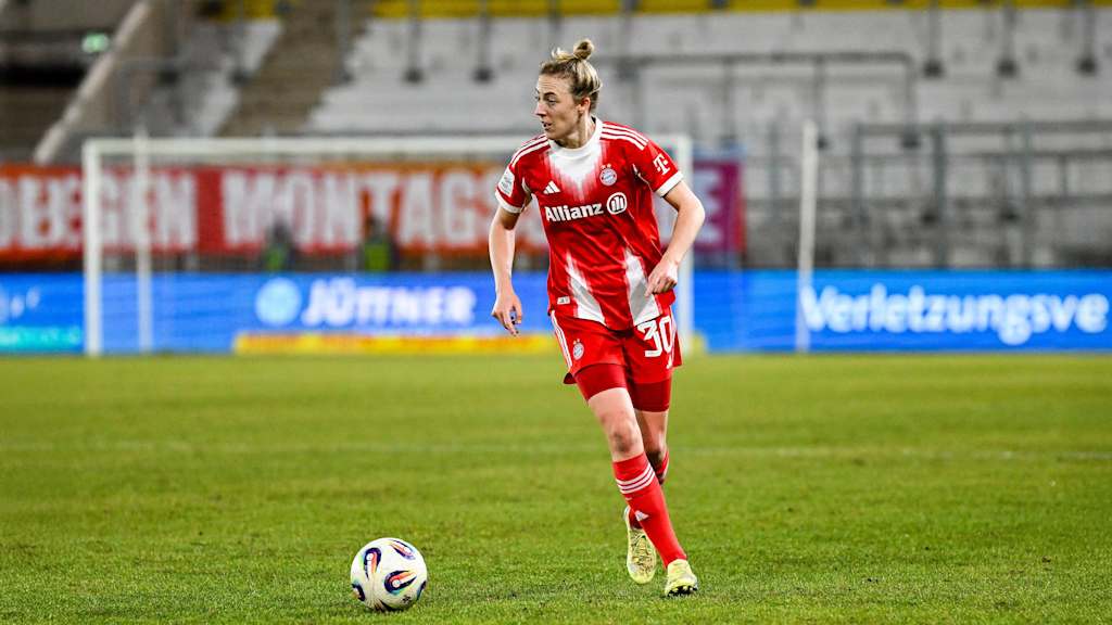 Carolin Simon im Einsatz für die FC Bayern Frauen im Spiel gegen Jena.