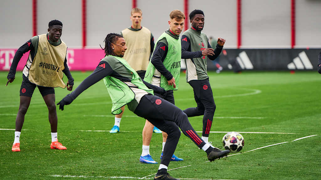 Michael Olses am Ball im Abschlusstraining des FC Bayern vor dem Champions League-Spiel gegen Real Madrid