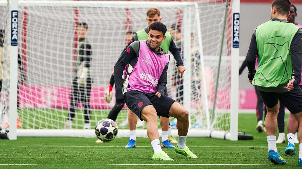 Luis Diaz am Ball im Abschlusstraining des FC Bayern vor dem Champions League-Spiel gegen Real Madrid