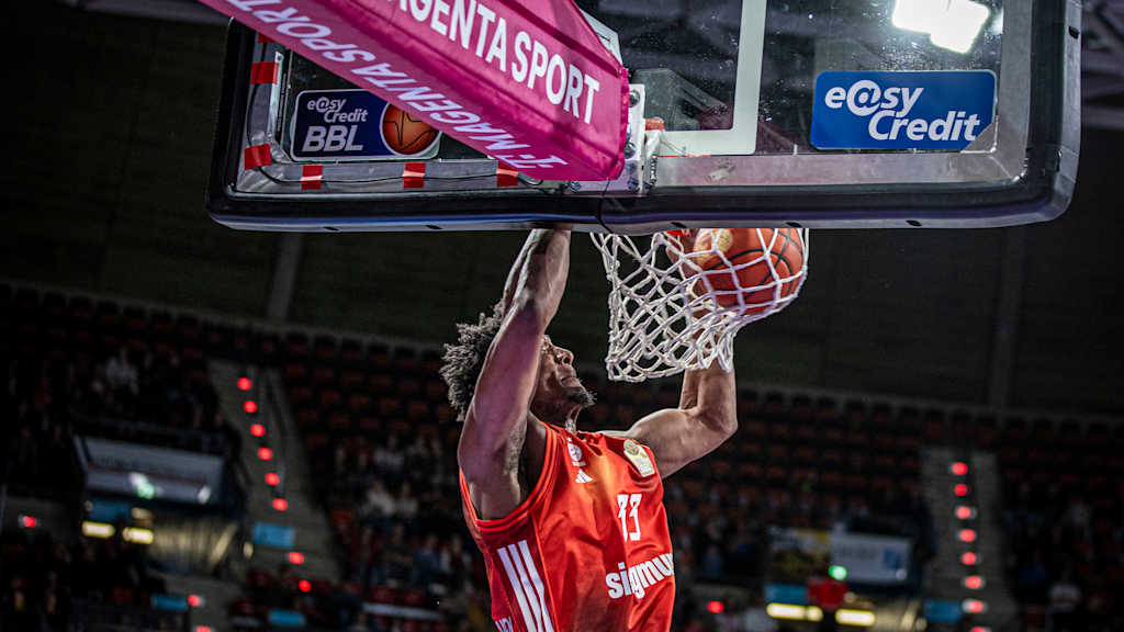 David McCormack Dunk
